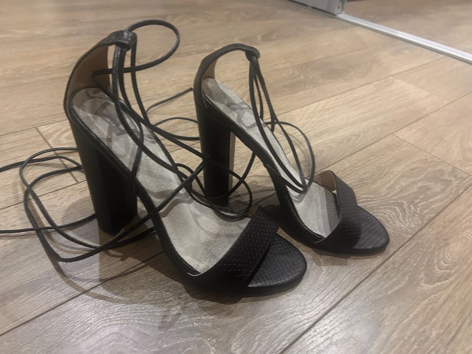 Черни сандали на ток с дълги връзки