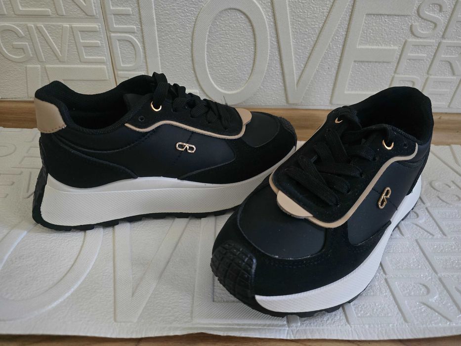 Дамски черни маратонки с висока подметка