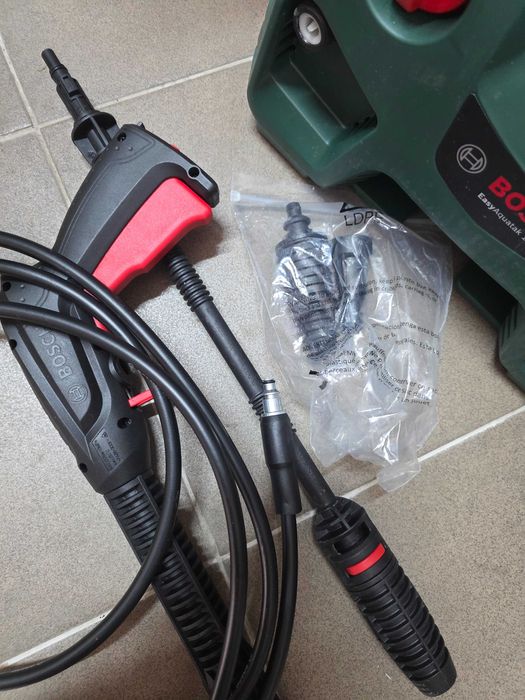 Aparat de spalat cu presiune Bosch Easy Aquatak 110, 1300 W, 330 l/h debit maxim, 110 bar, sistem spumare, furtun 3 m