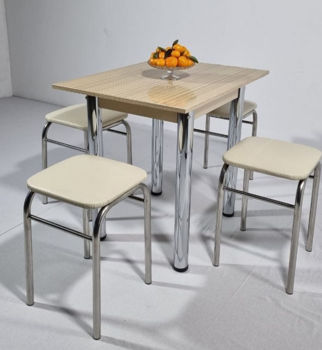 Продаю стол с табуретками