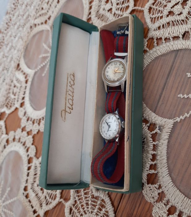 Дамски ръчен механичен часовник 2 броя -Чайка -топ цена !