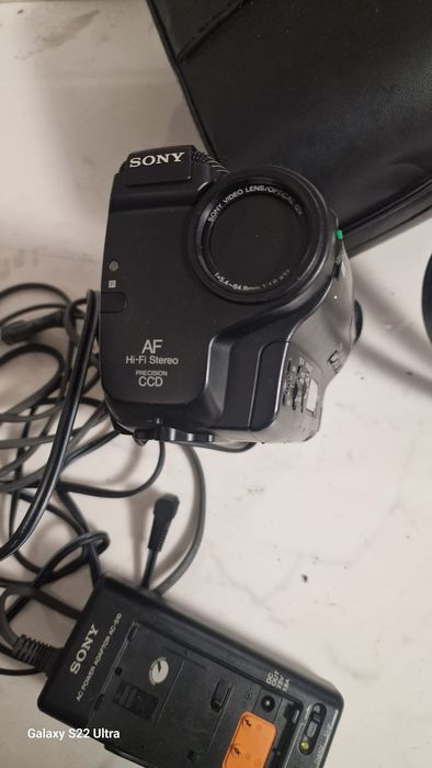 Camera Video Sony Handycam Video Hi 8 însoțită de adaptor de alimentar