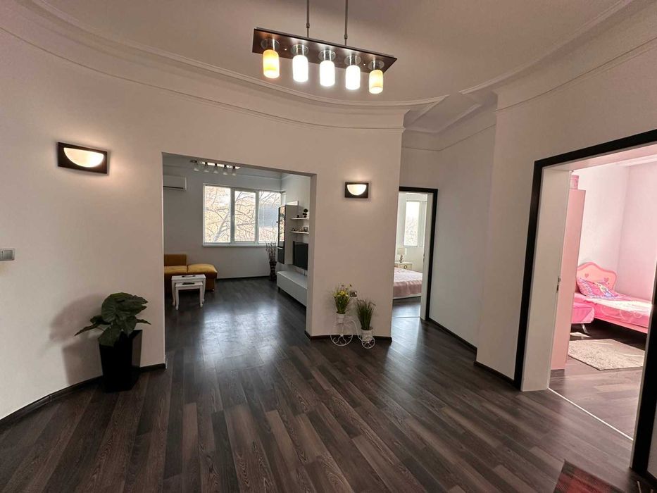 Тристаен апартамент - до хотел Черно море , пл. Севастопол