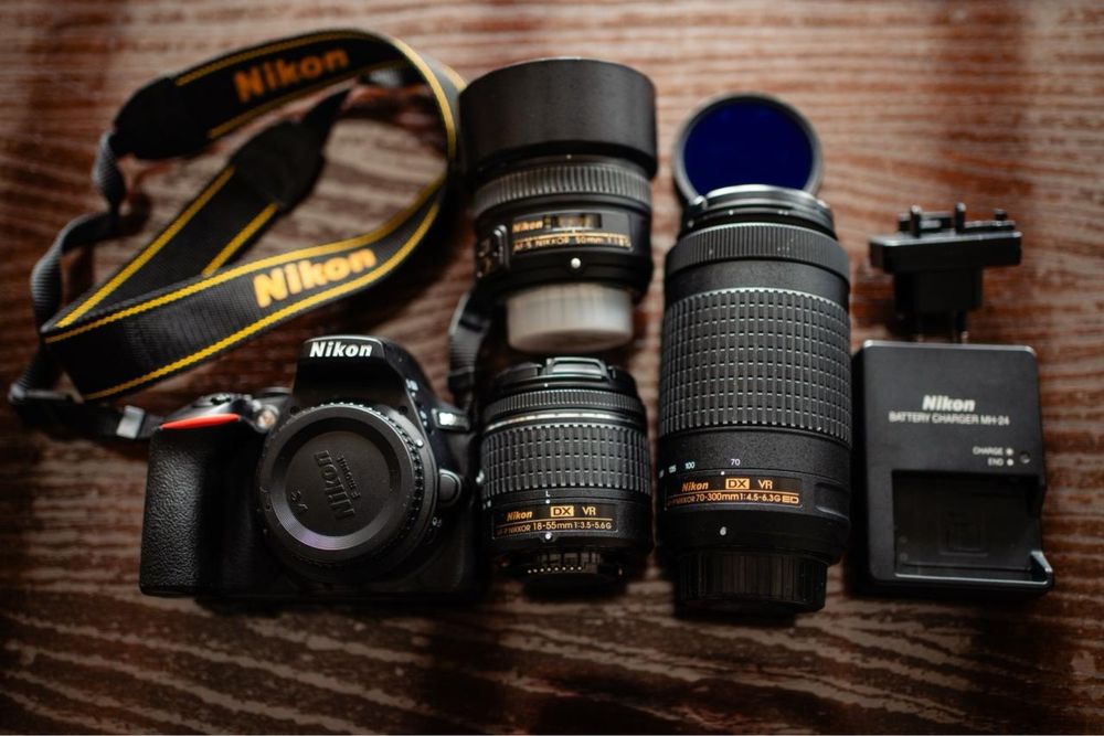 Vând Nikon D5600 + 3 obiective + accesorii