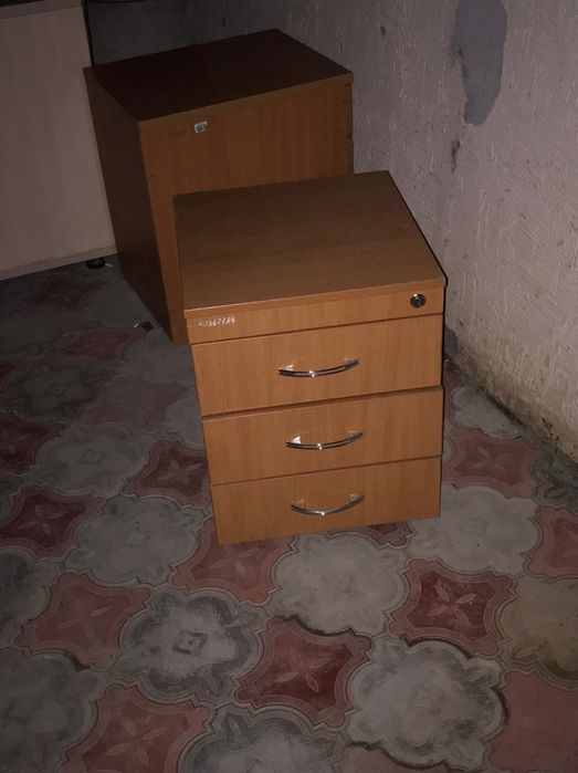 Шкаф и тумба и стол стуля