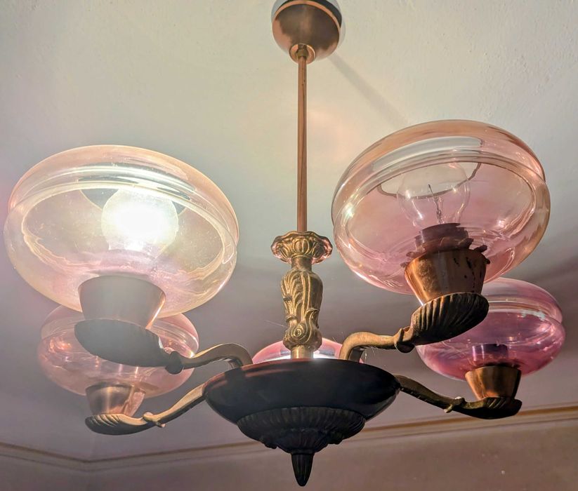 Candelabru vechi alamă, globuri din sticlă mov / roz – piesă unicat