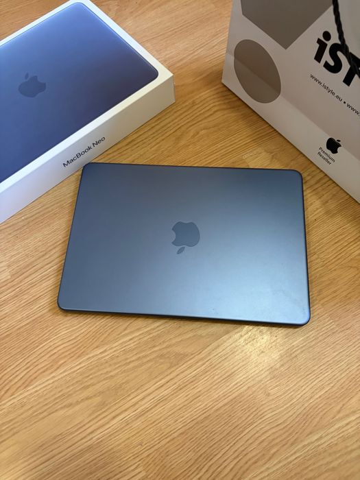MacBook – 256GB, цвят индиго, само на 27 цикъла (Купуван от iStyle)