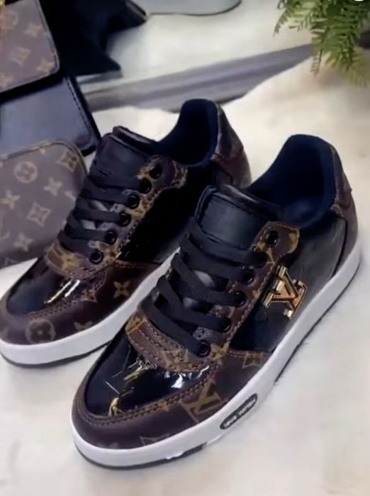 Adidasi Louis Vuitton,diverse mărimi,new model,logo metalic auriu,sac