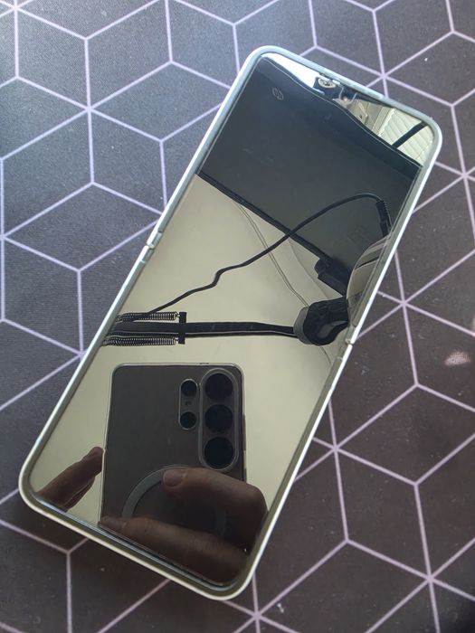 Продавам Samsung Z Flip 6