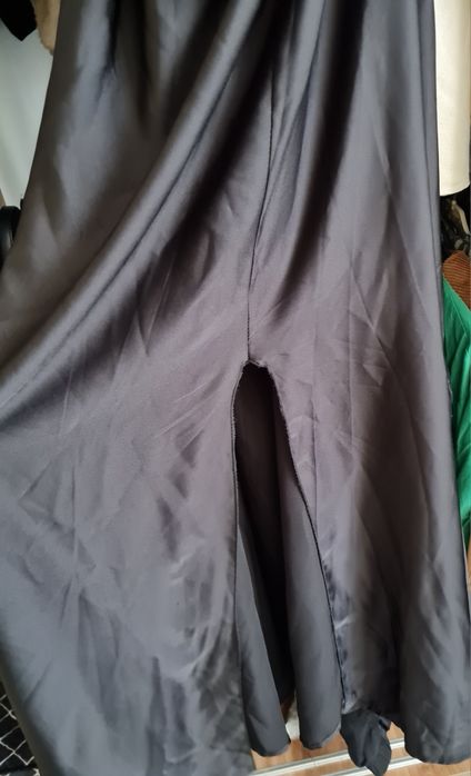 Сатенена черна рокля