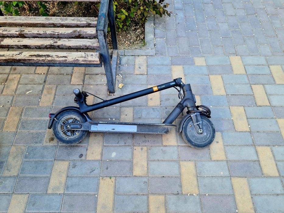 Продам электросамокат xiaomi essential