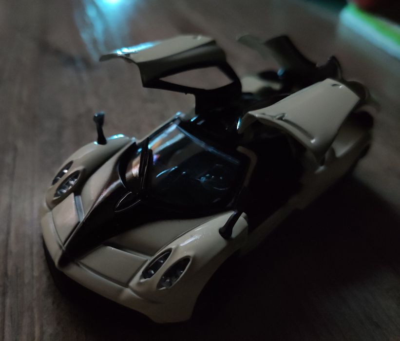 Модель машины Pagani 1:43