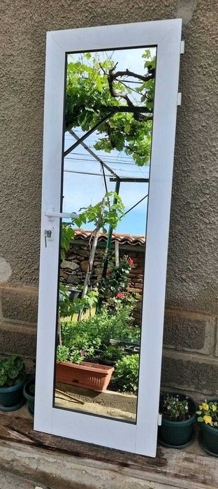 Продавам алуминиева врата в перфектно състояние.