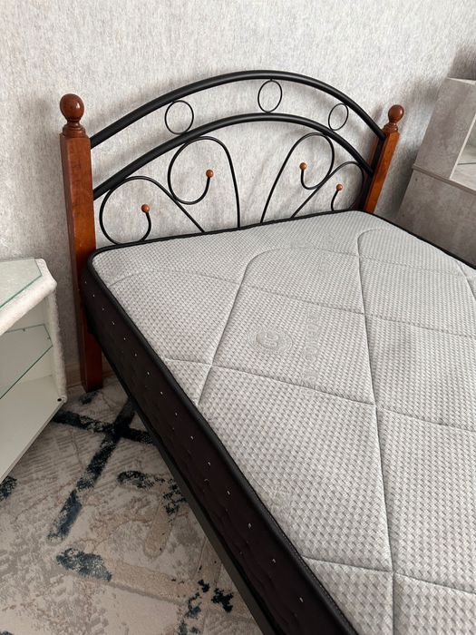 Кровать с матрасом