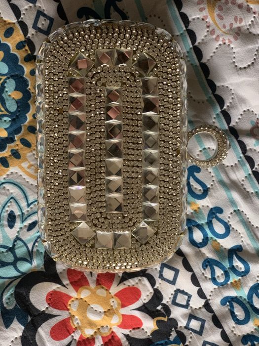 Geanta gentuta aurie cu curelusa ideala evenimente deosebite ca noua