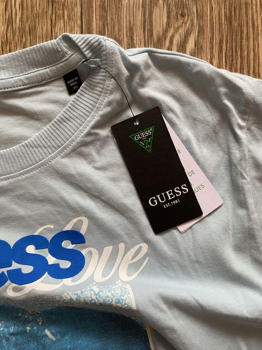 Тениска Guess с етикет