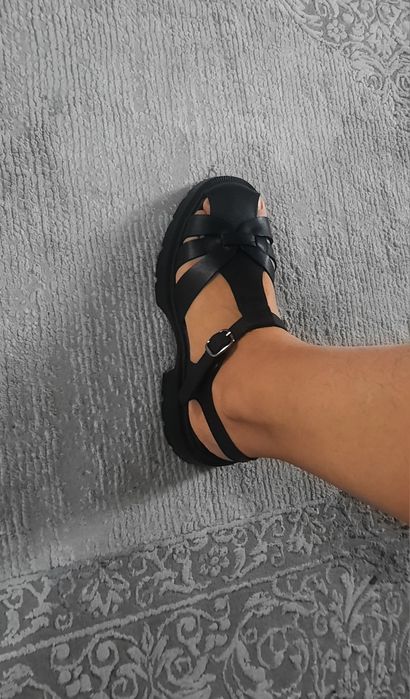 Продам сандалии женские