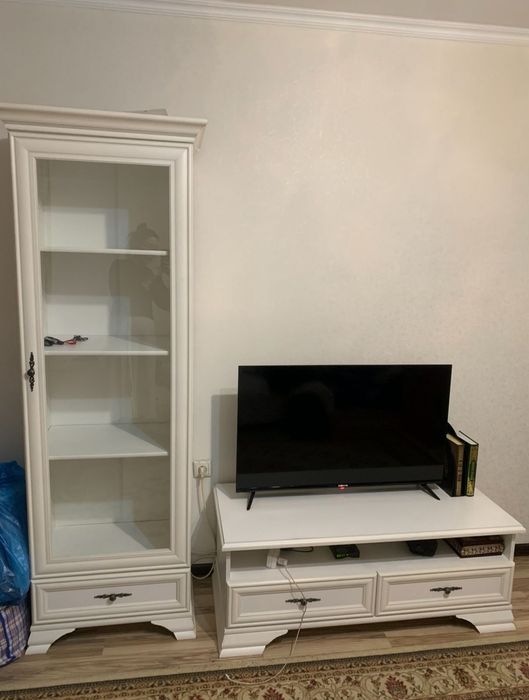 Тв тумба и книжный шкаф