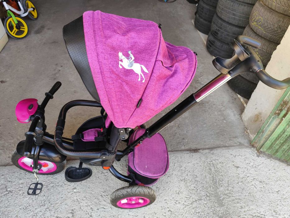 Продавам триколка за момиче.