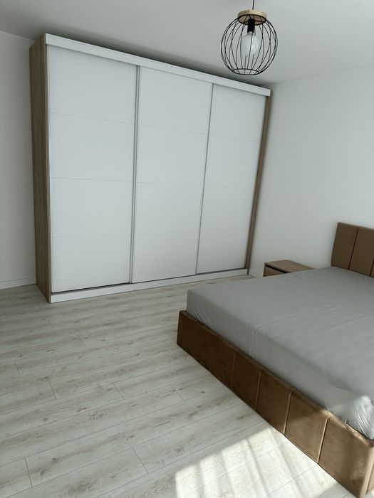 Inchiriez apartament la casa