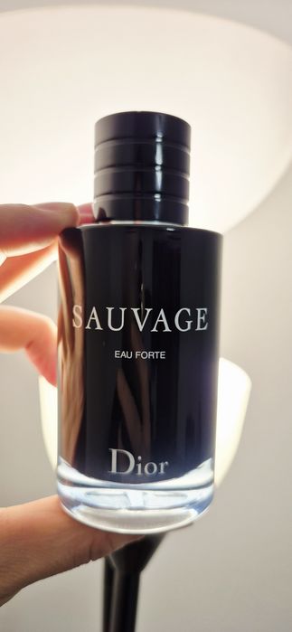 Dior Sauvage Forte. Sticla este de 100 ml rămași aproximativ 50 ml.Parfumul face parte din colecția personală