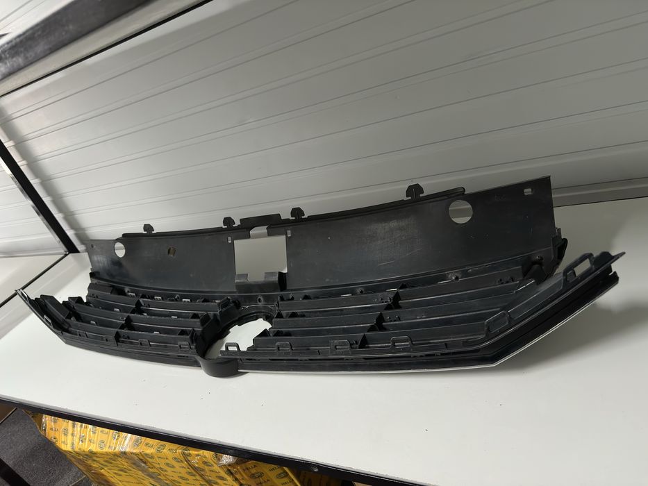 GRILĂ fata centrala RADIATOR – VW Passat B8 (2015–2019)