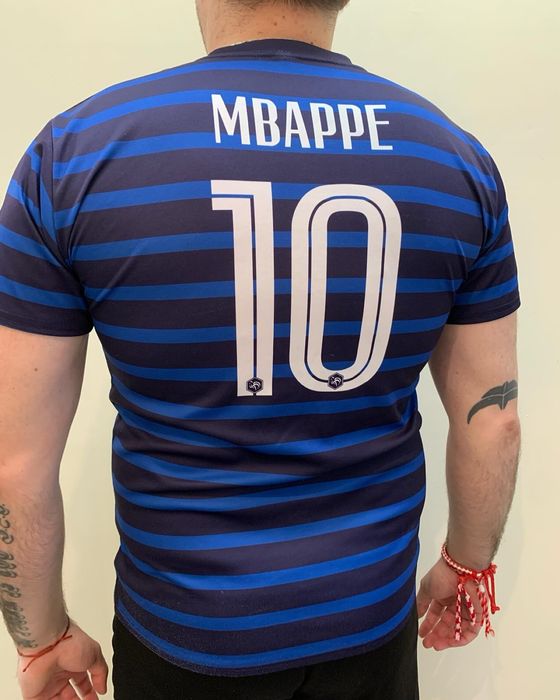 Футболни екипи и артикули