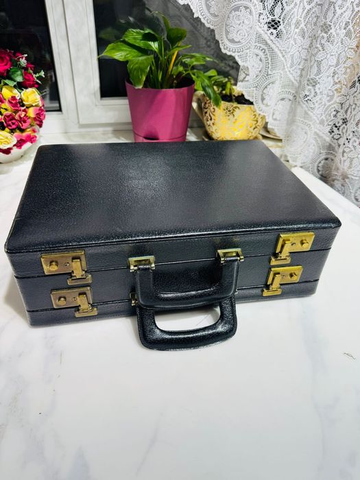 Продам чемодан GES.GESCH