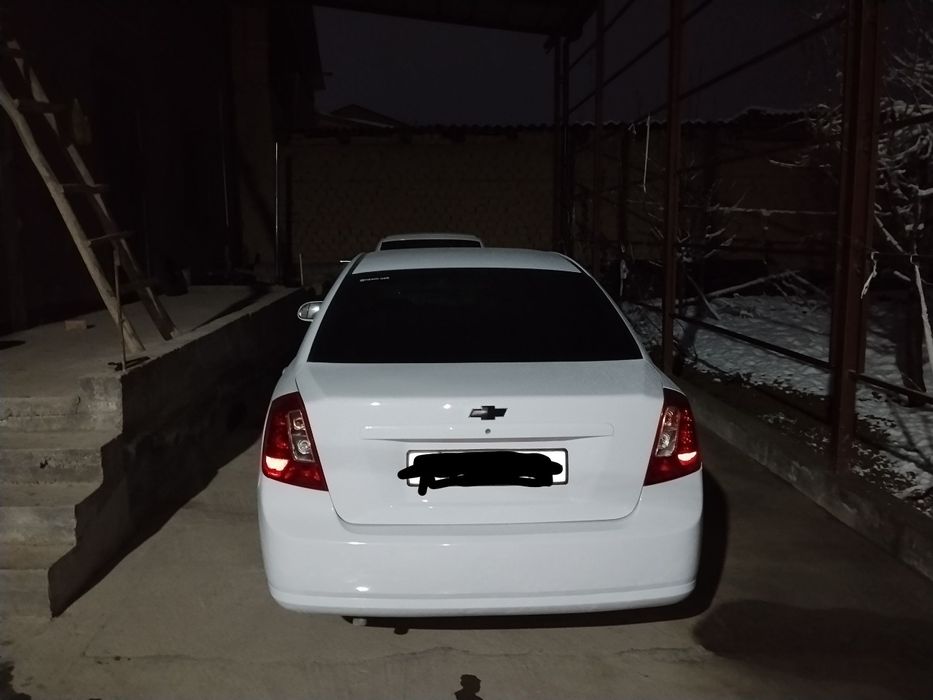 Lasetti 1.8 sotiladi