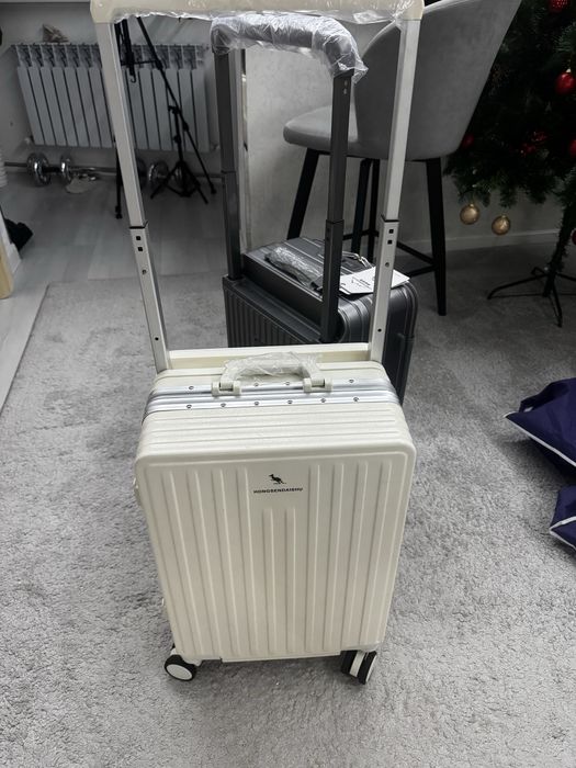 Чемоданы 2 модели . белый и серый