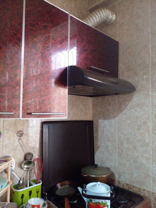 Срочно 2 хонали 3 каватдан 6 метр балкони бор квартира сотилади  6 мик