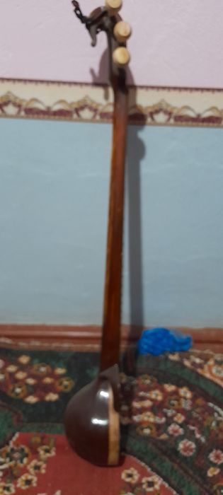 Антиквар рубоб сотилади.