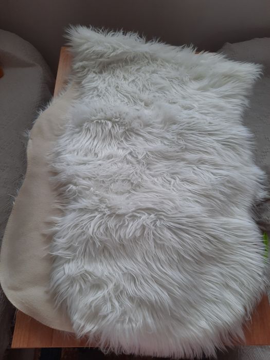 Пухкаво килимче в бял цвят