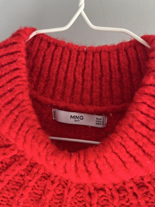 Червен пуловер Mango