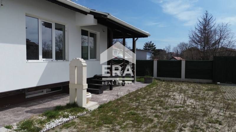 Двуетажна новопостроена къща за продажба, с двор, в м-т Ален мак, Варн