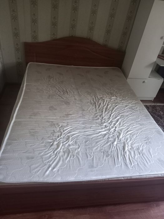 Продам двуспальную кровать с матрасом
