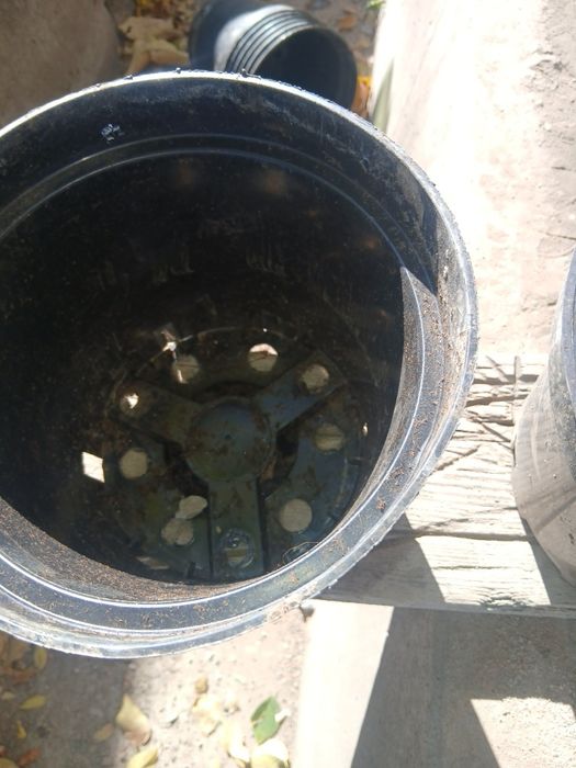 Продам горшки под растения.