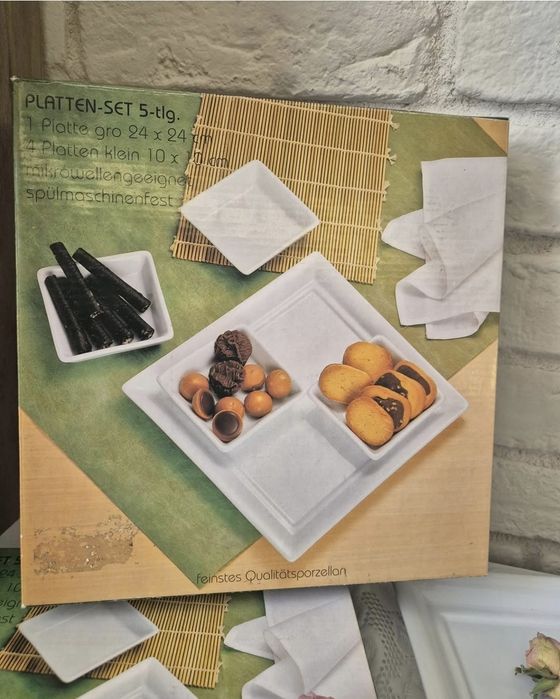 Два комплекта порцеланови съдове