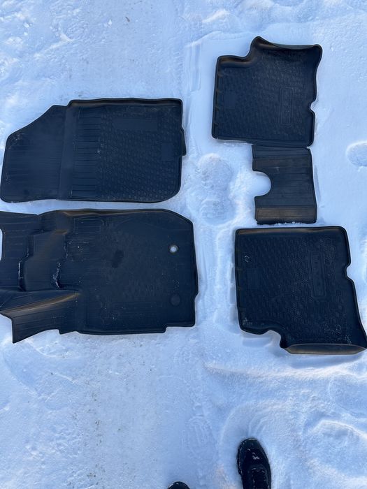 Коврики на рено  дастер