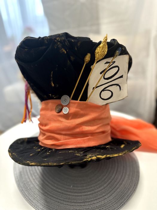 Шапката на Лудия Шапкар от Алиса в Страната на Чудесата