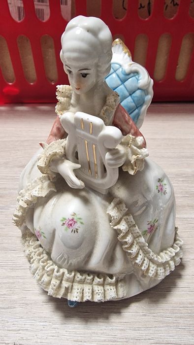 Bibelouri portelan la gramada