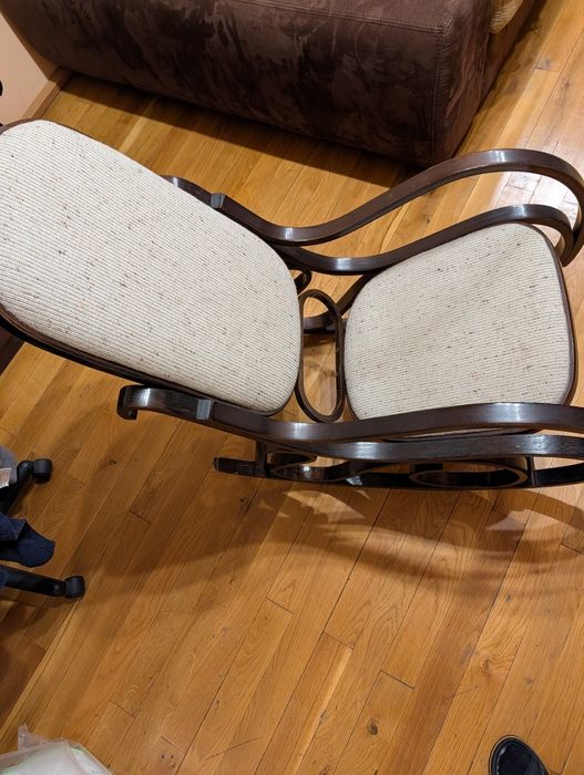 Дървен люлеещ се стол