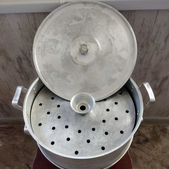 Мантышница,сковородка и разные крышечки для посуды.