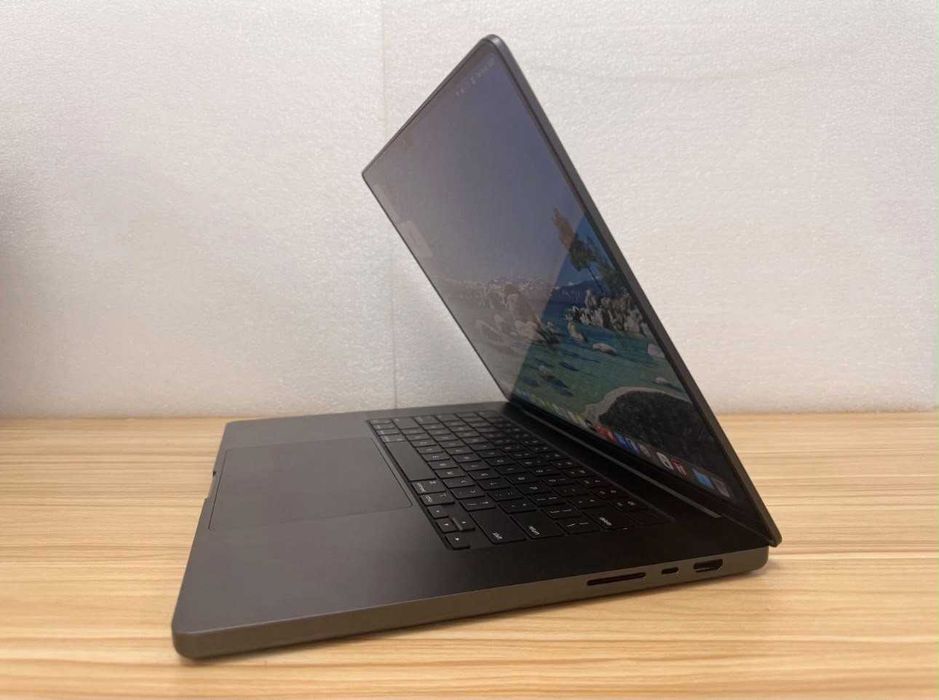 Macbook M4 Pro 16" - 24GB / 512GB / 50 цикъла / гаранция до Октомври