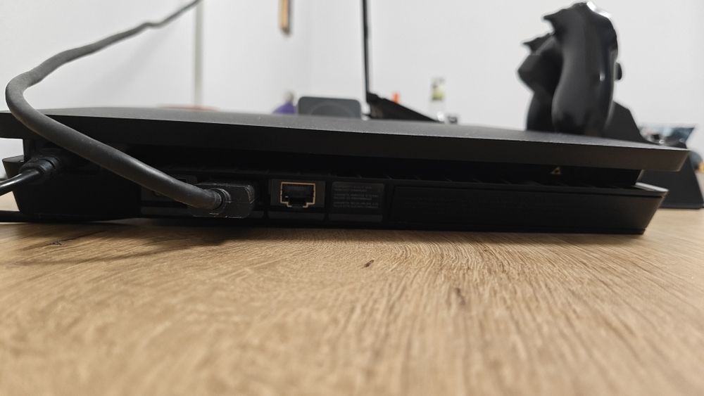 (VANDUT, INDISPONIBIL)Consola PS4 Jet Black 1TB + Controller si Joc