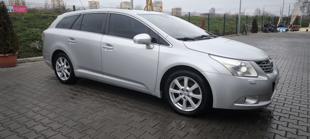 Продавам Toyota Avensis