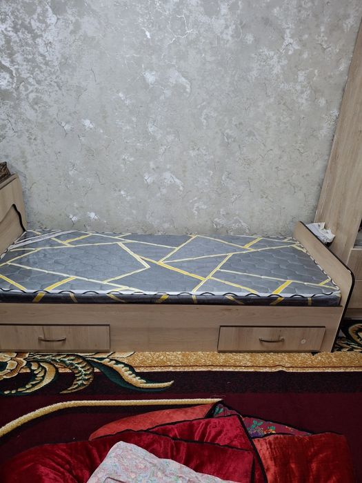 Диван билан односпальная кровать сотилади