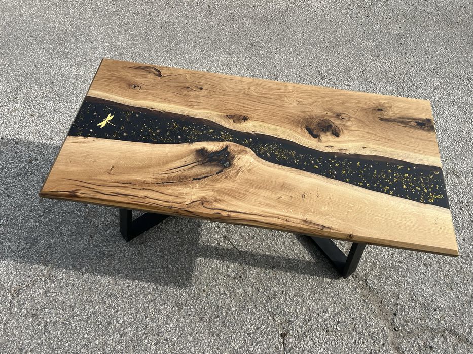 Уникална холна маса от дъб и епоксидна смола с златни елементи