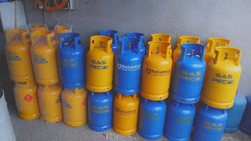 Vind  butelii  noi si mai puțin uzate.