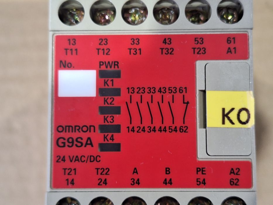 Реле за безопасност Omron